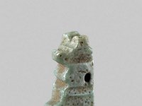 Aeg F 76  Aeg F 76, 26. Dynastie bis römische Zeit, Anubis, Fayence, H 1,2 cm, B 0,5 cm, T 0,7 cm : Bestandskatalog Ägypten, Museumsfoto: Claus Cordes
